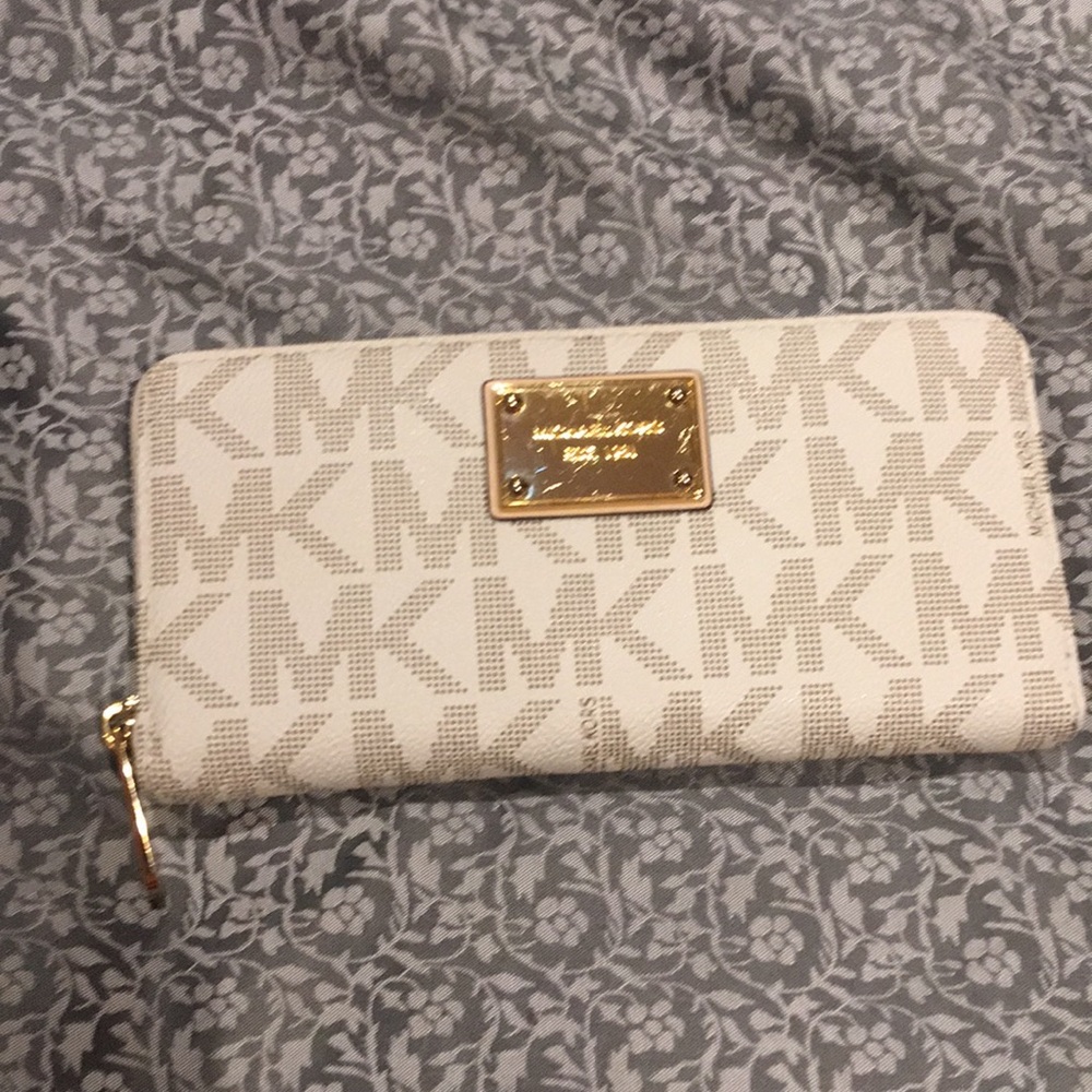 Michael Kors Jetset Vanilla Travel Wallet